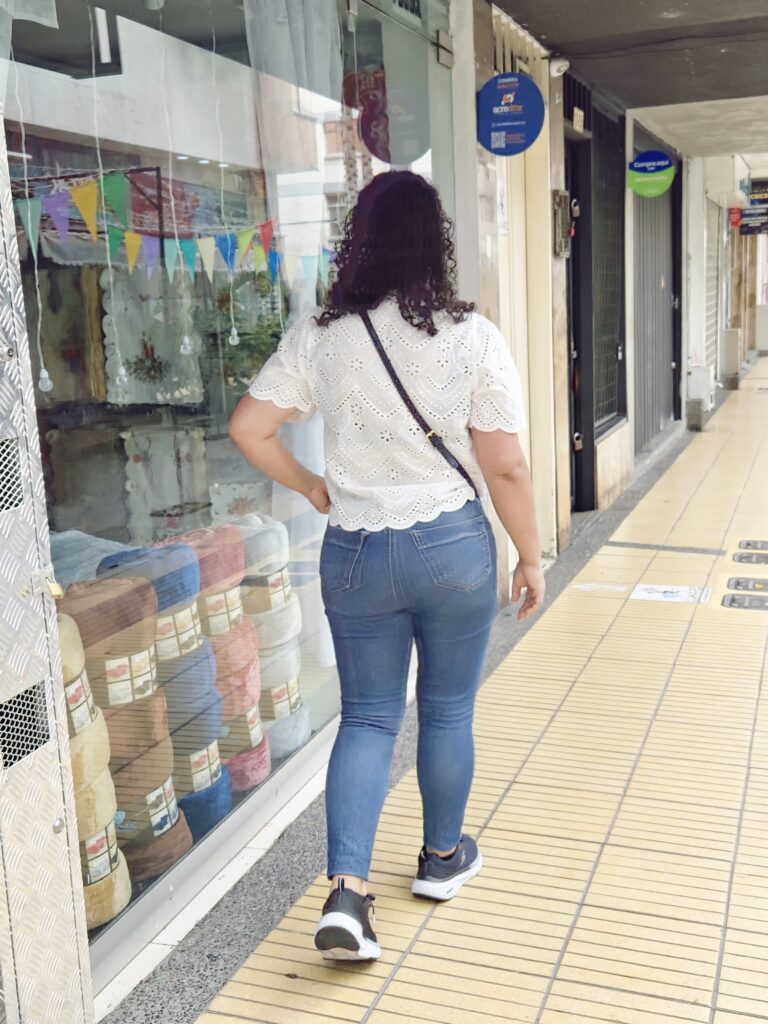 "Martha Janeth Marín, fundadora de Edacel, caminando por el sector comercial de Armenia, Quindío. Experta en asesoría y gestión para microempresas del Eje Cafetero."
